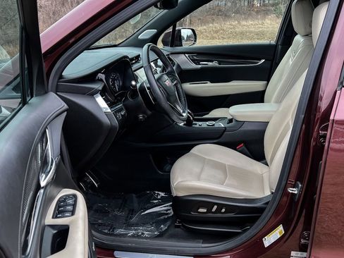 Used 2023 Cadillac XT6 Sport w/ Technology Package image 9