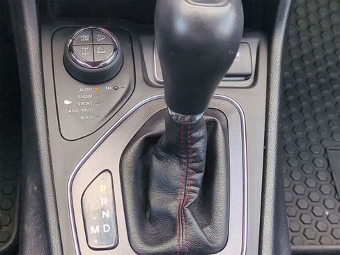 Used 2019 Jeep Cherokee Trailhawk w/ Cold Weather Group image 31