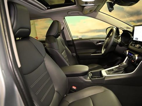 Used 2025 Toyota RAV4 XLE Premium image 59