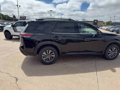 Used 2025 Nissan Pathfinder SV FWD image 5