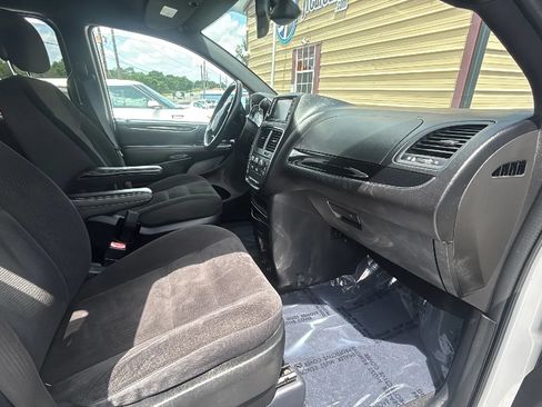 Used 2019 Dodge Grand Caravan SE FWD image 2