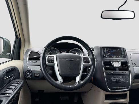 Used 2014 Chrysler Town & Country Touring FWD image 16