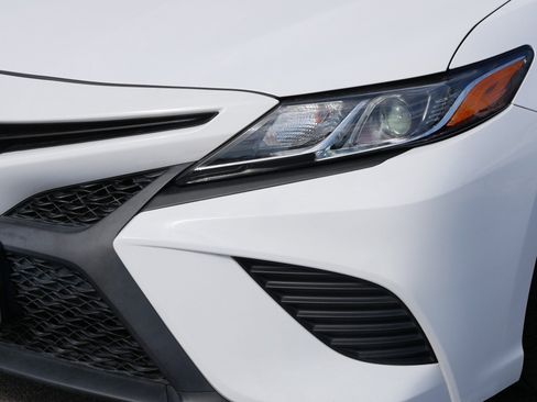 Used 2019 Toyota Camry SE FWD image 16
