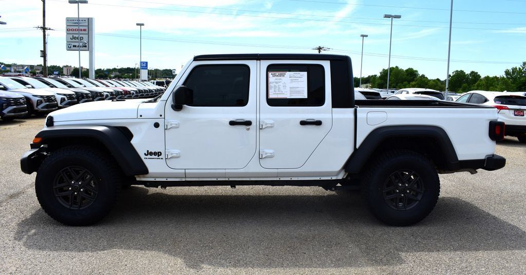 Used 2025 Jeep Gladiator Sport AWD/4WD image 5