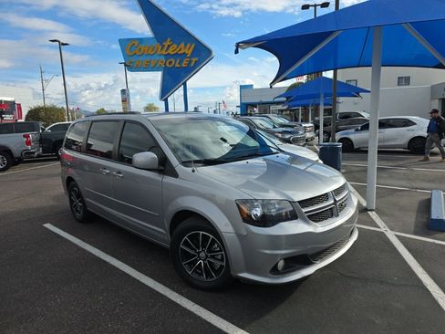 Used 2017 Dodge Grand Caravan GT image 2