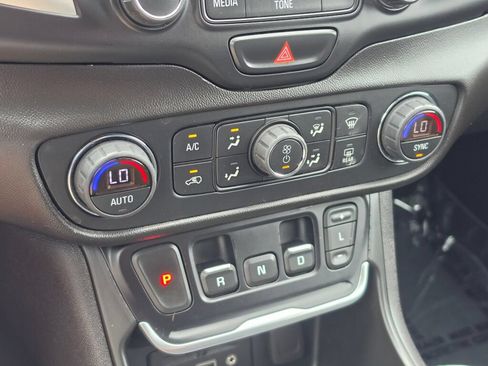 Used 2018 GMC Terrain SLT AWD/4WD image 9