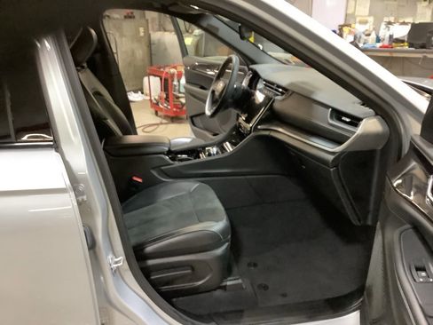 Used 2023 Jeep Grand Cherokee L Laredo image 21