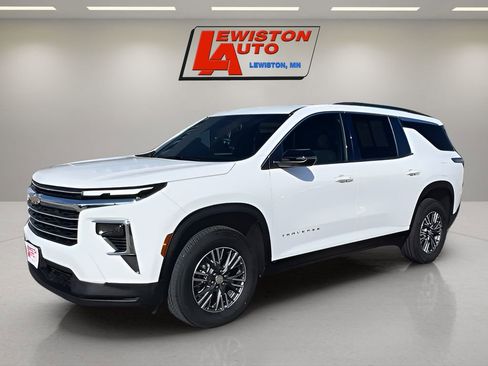Used 2025 Chevrolet Traverse LT image 4