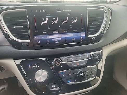 Used 2022 Chrysler Pacifica Touring-L FWD image 17