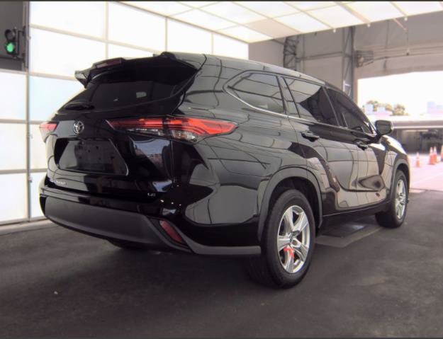 Used 2022 Toyota Highlander LE FWD image 3