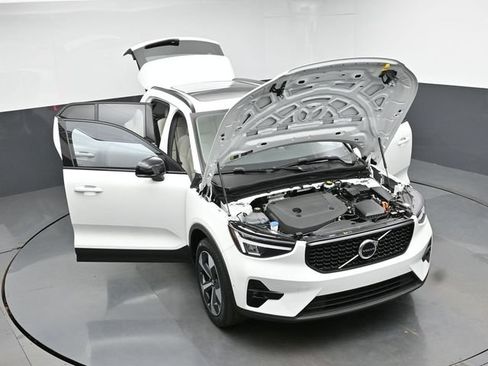 Used 2024 Volvo XC40 B5 Plus AWD/4WD image 47