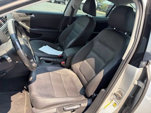 Used 2012 Volkswagen Jetta SE FWD image 6