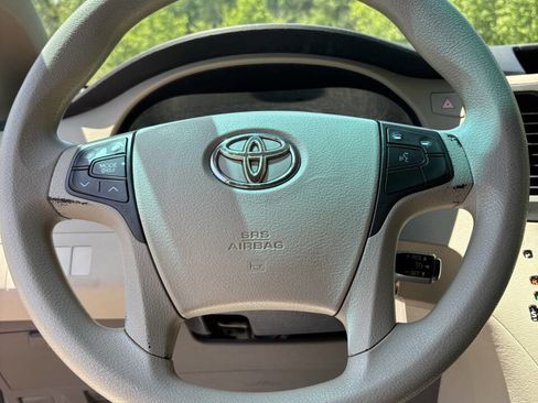 Used 2011 Toyota Sienna LE FWD image 22