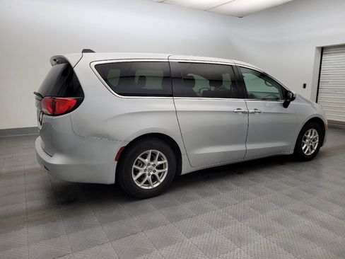 Used 2022 Chrysler Voyager LX FWD image 10
