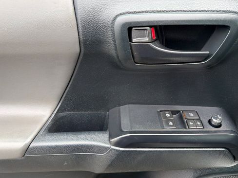 Used 2016 Toyota Tacoma SR image 10