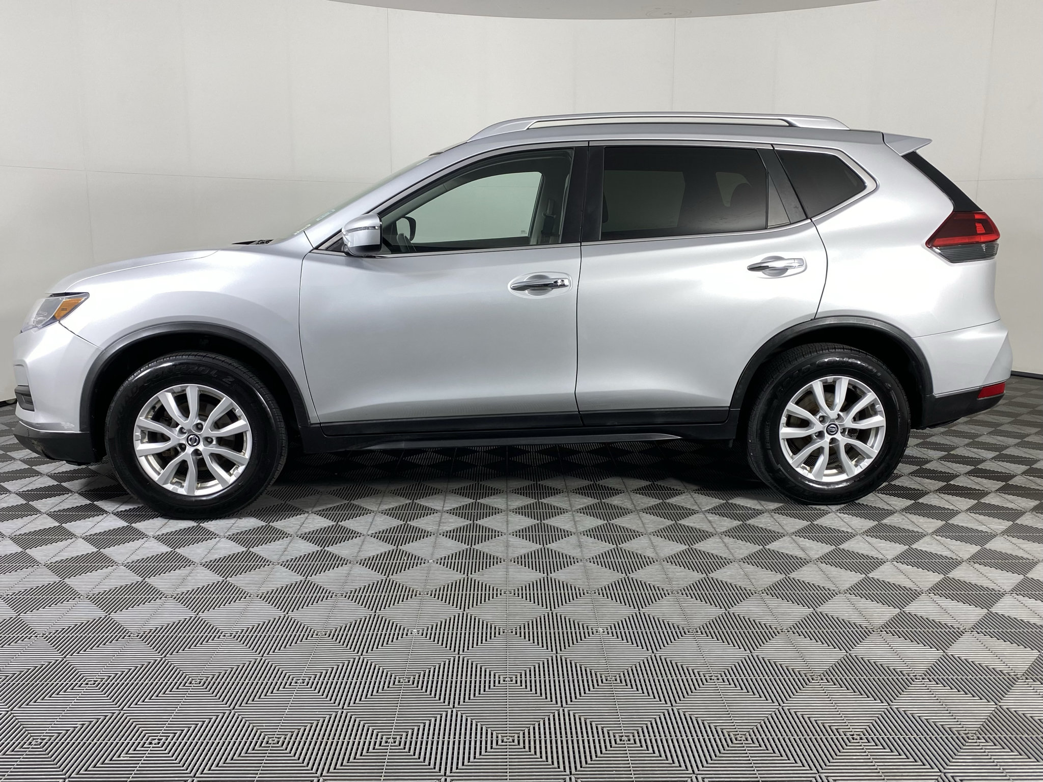 Used 2018 Nissan Rogue SV AWD/4WD image 4