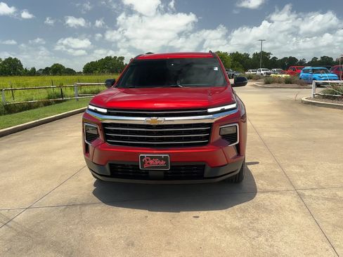 Used 2025 Chevrolet Traverse LT image 3