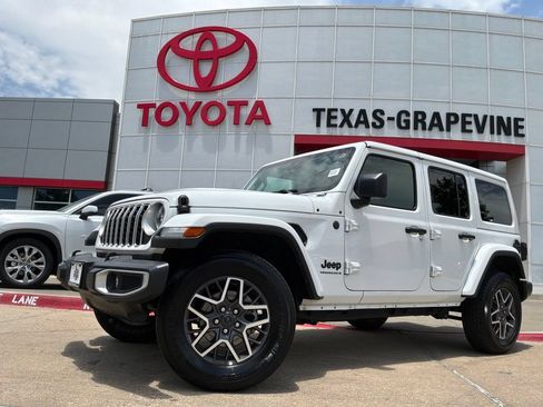 Used 2025 Jeep Wrangler Unlimited Sahara AWD/4WD image 2