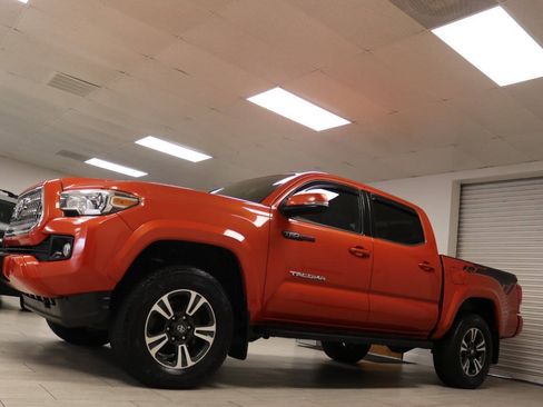 Used 2017 Toyota Tacoma TRD Sport w/ Premium & Technology Package AWD/4WD image 9