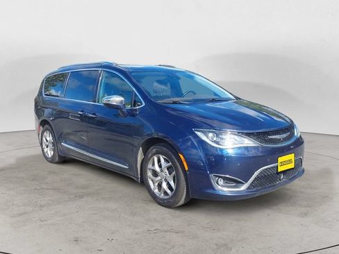 Used 2017 Chrysler Pacifica Limited w/ UConnect Theater Package FWD image 3