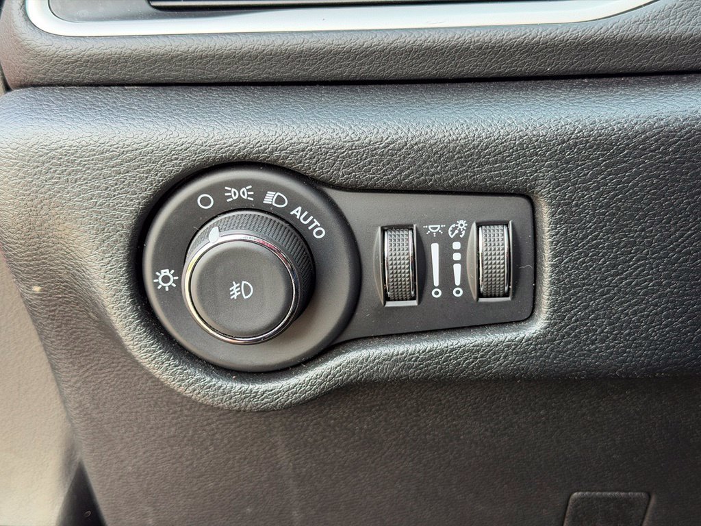 Used 2025 Chrysler Pacifica Select FWD image 11