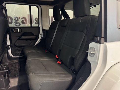 Used 2018 Jeep Wrangler Unlimited Sahara w/ Cold Weather Group AWD/4WD image 19