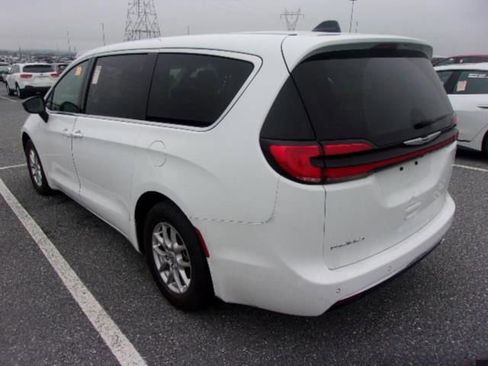 Used 2024 Chrysler Pacifica Touring-L image 4