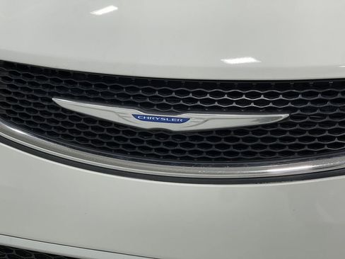 Used 2018 Chrysler Pacifica Limited image 41