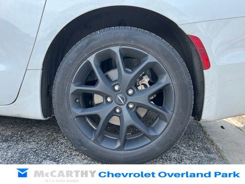 Used 2024 Chrysler Pacifica Touring-L w/ S Appearance Package FWD image 4