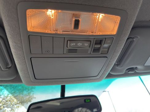 Used 2012 Toyota Highlander SE w/ Tow Pkg image 32