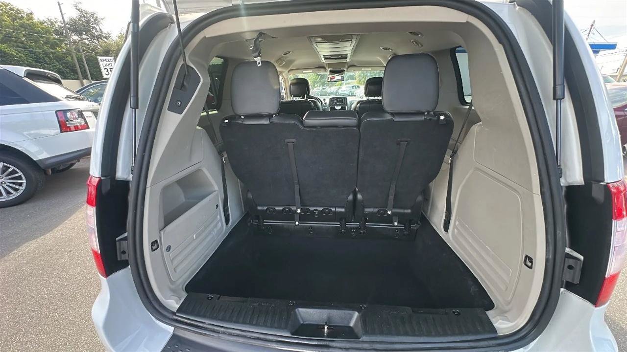 Used 2016 Chrysler Town & Country Touring FWD image 34