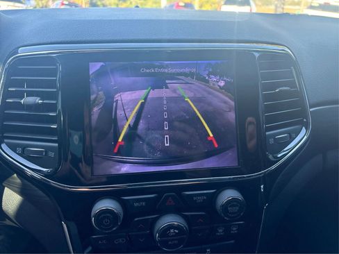 Used 2020 Jeep Grand Cherokee Altitude image 23