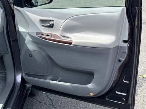 Used 2011 Toyota Sienna XLE w/ Premium Pkg image 8
