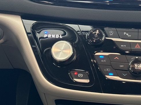 Used 2024 Chrysler Pacifica Touring-L FWD image 26