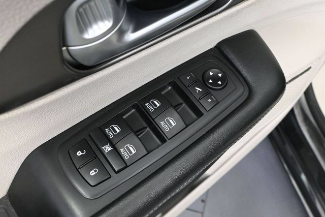 Used 2018 Chrysler Pacifica Limited FWD image 14