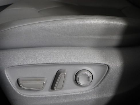 Used 2023 Toyota Highlander XLE FWD image 23