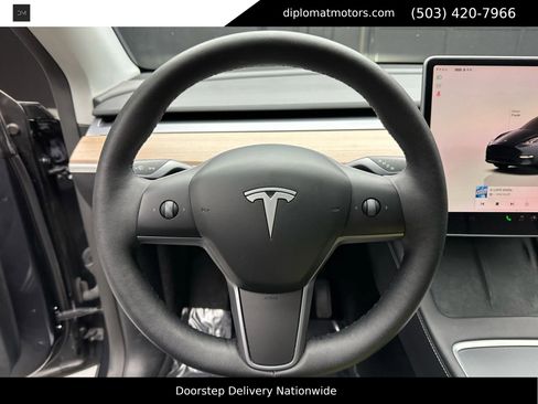 Used 2025 Tesla Model Y Long Range image 27