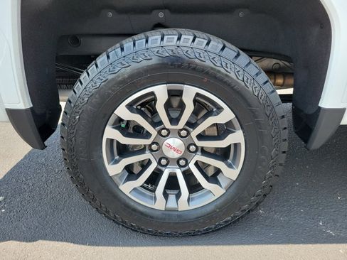 Used 2023 GMC Sierra 1500 AT4 w/ AT4 Premium Package AWD/4WD image 9