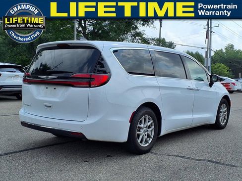 Used 2024 Chrysler Pacifica Touring-L FWD image 5