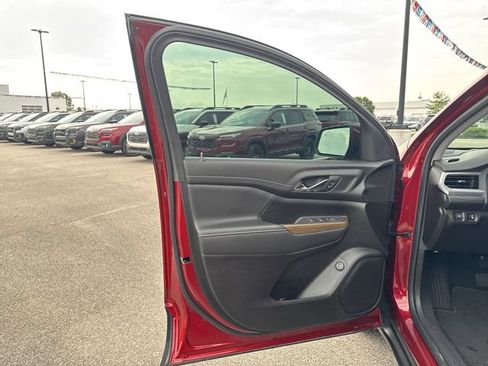 Used 2023 GMC Acadia SLE w/ Driver Convenience Package FWD image 9