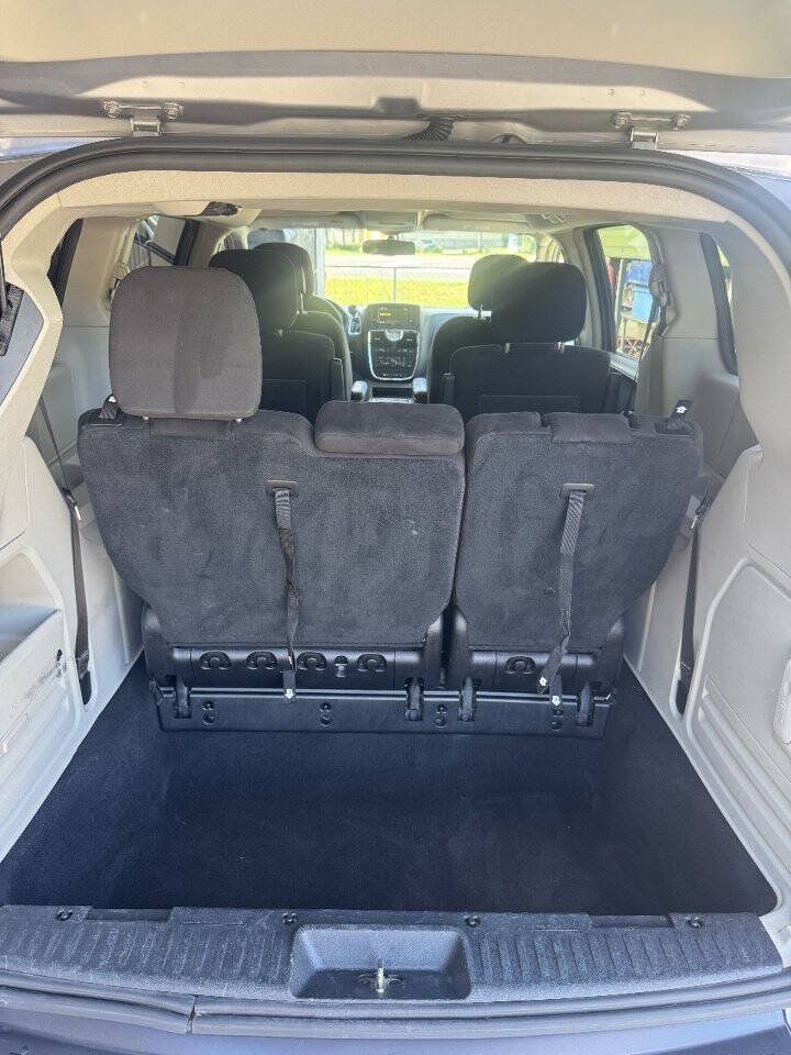 Used 2014 Chrysler Town & Country Touring FWD image 20