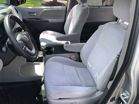 Used 2020 Toyota Sienna LE w/ Carpet Mat Package FWD image 22