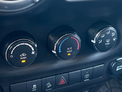 Used 2018 Jeep Wrangler Unlimited Sahara AWD/4WD image 20