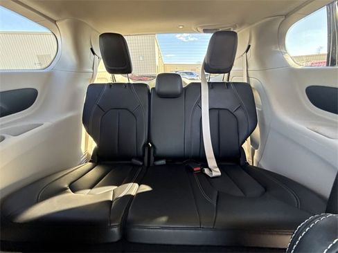 Used 2024 Chrysler Pacifica Touring-L image 21