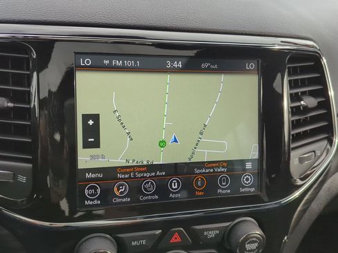 Used 2022 Jeep Grand Cherokee Laredo X image 18