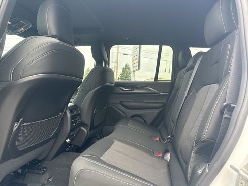 New 2025 Jeep Grand Cherokee Laredo X w/ Luxury Tech Group I AWD/4WD image 17