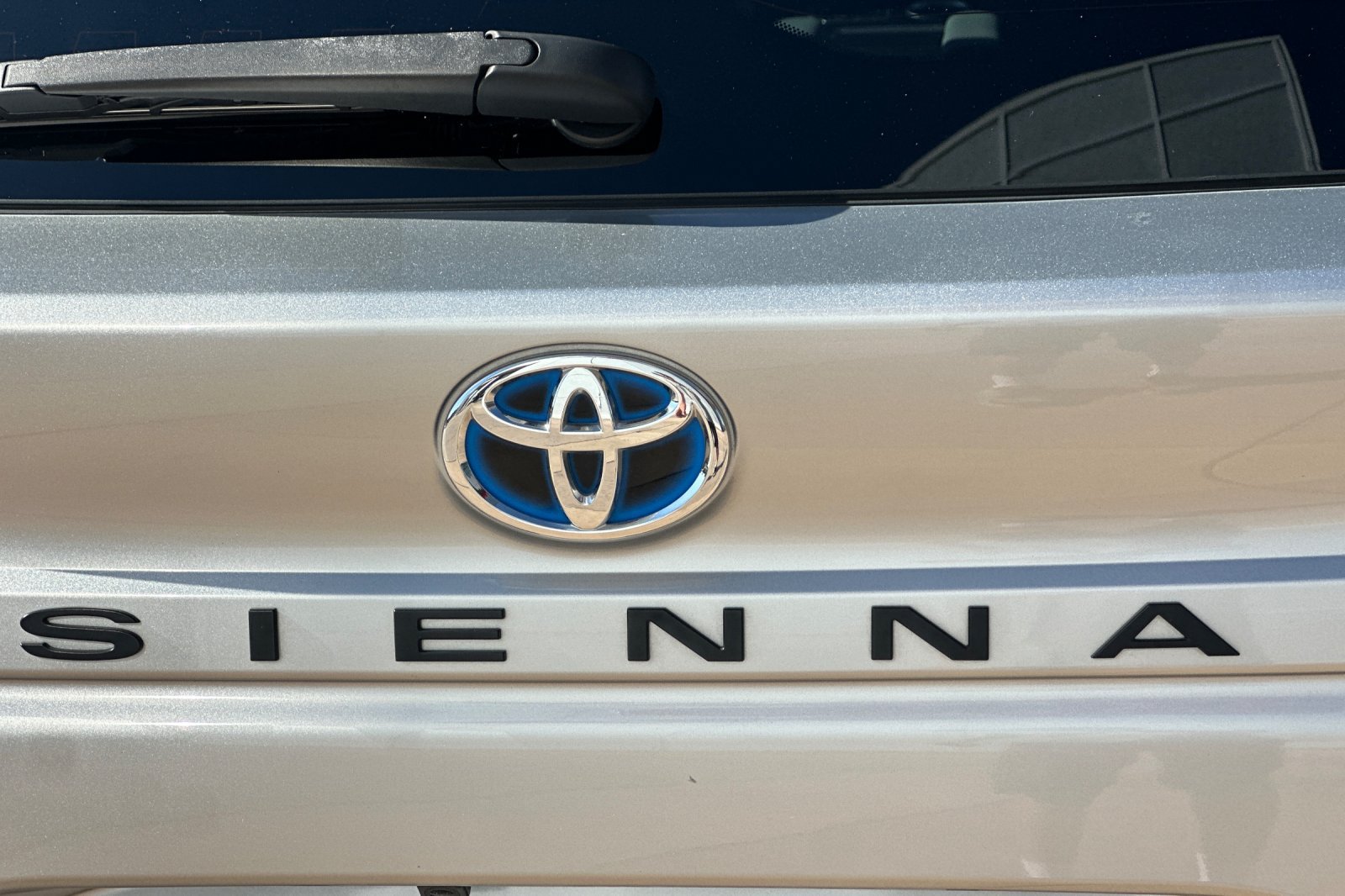 Certified 2024 Toyota Sienna XLE FWD image 33
