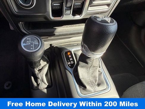 Used 2025 Jeep Wrangler Unlimited Sahara image 25