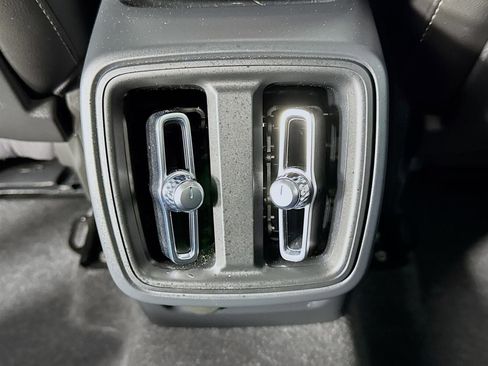 Used 2023 Volvo XC40 B4 Ultimate image 28