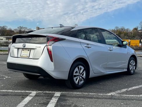 Used 2016 Toyota Prius Three Touring image 6